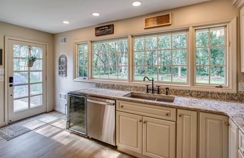 Omaha House | Idyllic Rainwood Cottage: Stay on a Working Farm Retreat