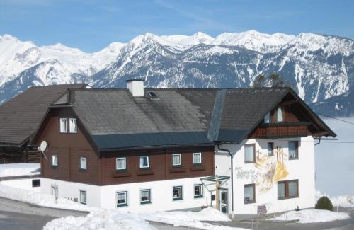 Gossenberg House | Family-Friendly Rainzhof: Guest Rated 9.2/10 for Comfort