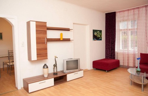 Pressbaum Apartment | Bright 3-Room Apartment with Garden and Pool Access