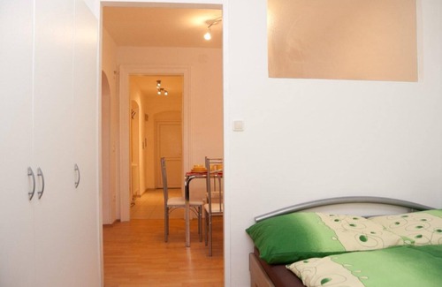 Pressbaum Apartment | Bright 3-Room Apartment with Garden and Pool Access