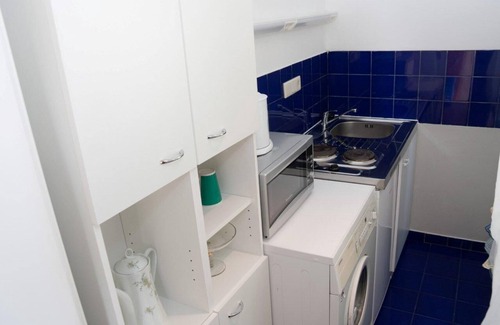 Tullnerbach House | Raisa Guest House: Garden Retreat with Kitchen Amenities