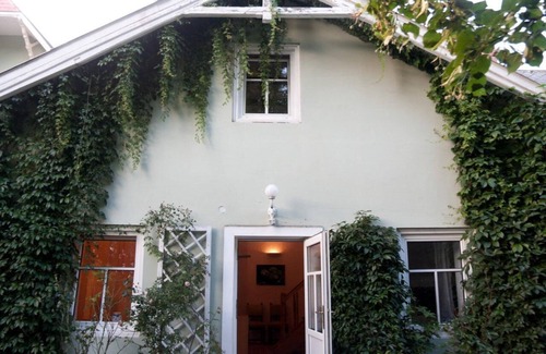 Tullnerbach House | Raisa Guest House: Garden Retreat with Kitchen Amenities