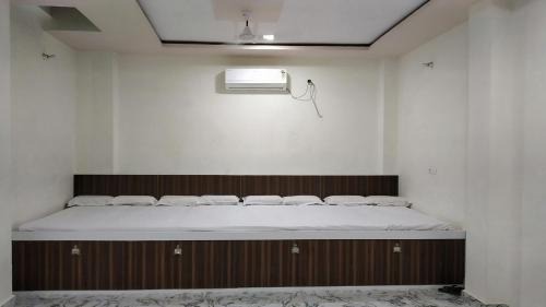 Mathura House | Comfortable Rajlakshmi Guest House: Pet-Friendly Retreat