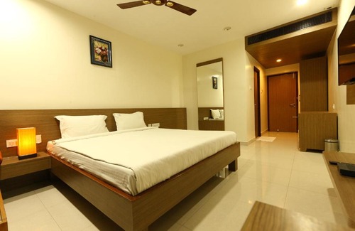 Guduvancheri Hotel | Budget-Friendly Stay at Rajus Residency Park with Breakfast