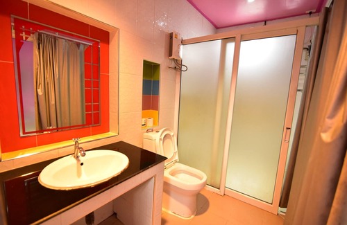 Nakhon Sawan Hotel | Cozy Rakkan Resort 2: Family-Friendly with Breakfast Included