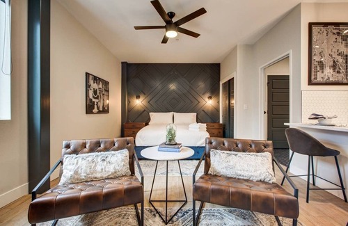 Berkeley Apartment | Raleigh Studio Retreat with Full Kitchen & Great Amenities