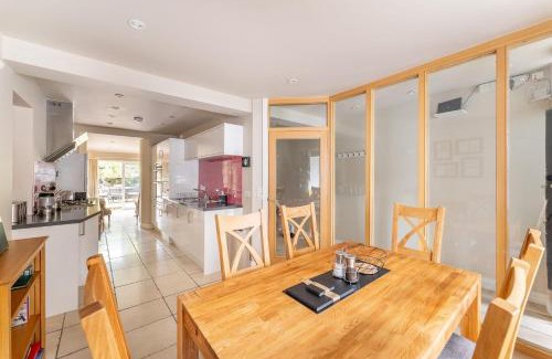 Ambleside House | Unforgettable Ralston Stay: Guest Rated 10/10, Family-Friendly