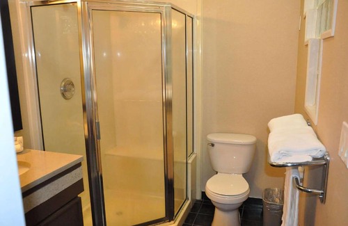 Clearbrook Hotel | Pet-Friendly Comfort at Ramada by Wyndham Abbotsford