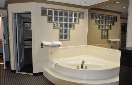 Clearbrook Hotel | Pet-Friendly Comfort at Ramada by Wyndham Abbotsford