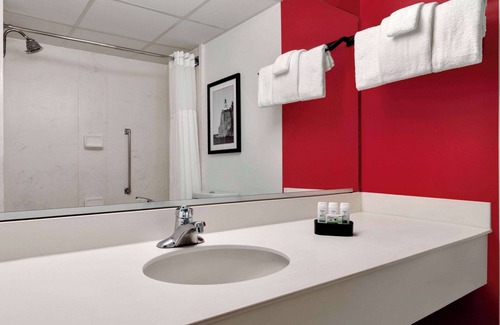 Alpena Hotel | Convenient Stay at Ramada by Wyndham Alpena with Spa & Pool