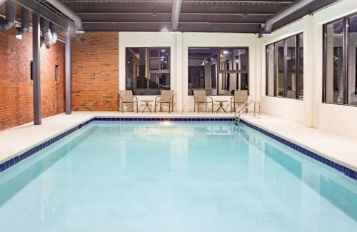 Alpharetta Hotel | Discover Ramada by Wyndham Alpharetta with Pool & Breakfast