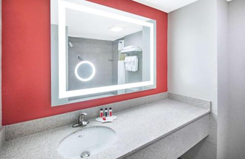 Alpharetta Hotel | Discover Ramada by Wyndham Alpharetta with Pool & Breakfast