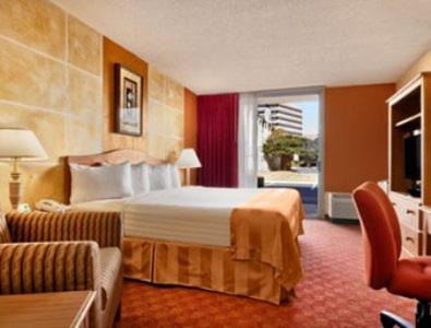 Franklin Park Hotel | Convenient Ramada by Wyndham Austin South with Pool Access
