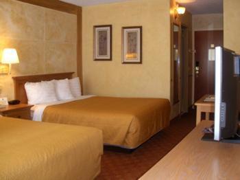 Franklin Park Hotel | Convenient Ramada by Wyndham Austin South with Pool Access