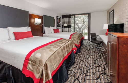 Franklin Park Hotel | Book Ramada by Wyndham Austin South: Pool & Spa Retreat