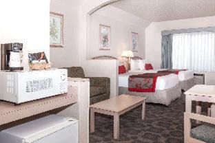 West Park Community Hotel | Pet-Friendly Ramada by Wyndham Bakersfield with Hot Tub