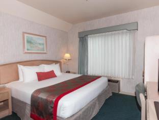 West Park Community Hotel | Pet-Friendly Ramada by Wyndham Bakersfield with Hot Tub