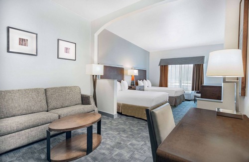 West Park Community Hotel | Relax at Ramada by Wyndham Bakersfield North with Pool & Spa