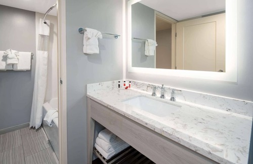 Burbank Hotel | Convenient Stay at Ramada by Wyndham Burbank Airport