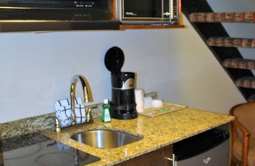 Campbell River Hotel | Discover Ramada by Wyndham Campbell River with Pool & Breakfast