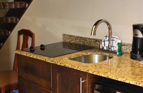 Campbell River Hotel | Discover Ramada by Wyndham Campbell River with Pool & Breakfast