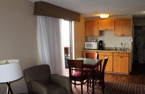 Campbell River Hotel | Discover Ramada by Wyndham Campbell River with Pool & Breakfast