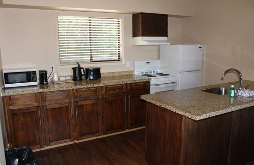 Campbell River Hotel | Discover Ramada by Wyndham Campbell River with Pool & Breakfast