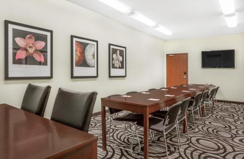 Carlyle Hotel | Discover Ramada by Wyndham Carlyle: Pet-Friendly Retreat