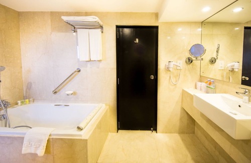 Kollupitiya Hotel | Discover Ramada by Wyndham Colombo: Eco-Friendly Retreat