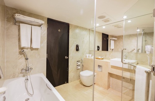 Kollupitiya Hotel | Discover Ramada by Wyndham Colombo: Eco-Friendly Retreat