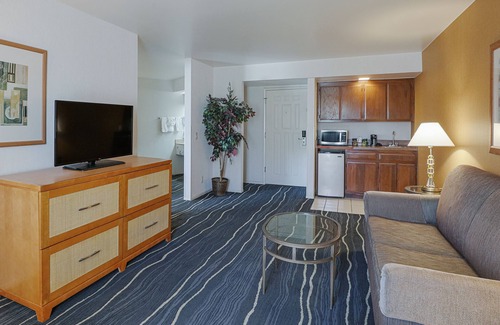 Downtown Hotel | Relax at Ramada by Wyndham Costa Mesa/Newport Beach