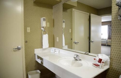 Amistad National Recreational Area Hotel | Welcoming Ramada by Wyndham Del Rio with Pool & Spa