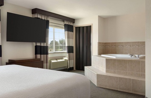 Amistad National Recreational Area Hotel | Welcoming Ramada by Wyndham Del Rio with Pool & Spa