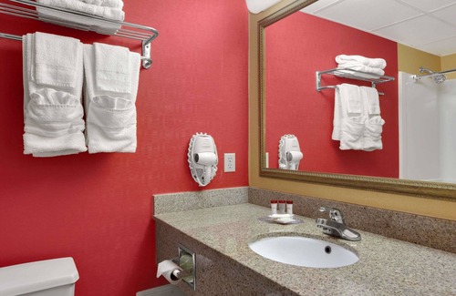 East Orange Hotel | Inviting Stay at Ramada by Wyndham East Orange with Breakfast