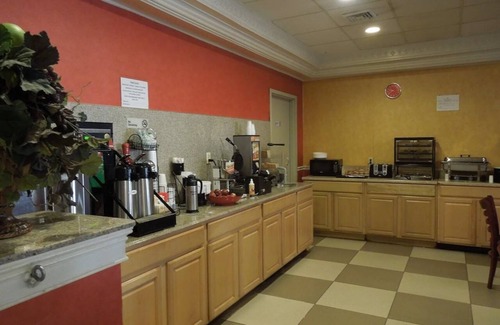 East Orange Hotel | Inviting Stay at Ramada by Wyndham East Orange with Breakfast