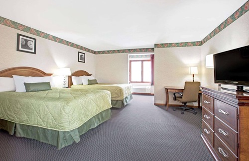 Flemington Hotel | Welcoming Stay at Ramada by Wyndham Flemington with Pool