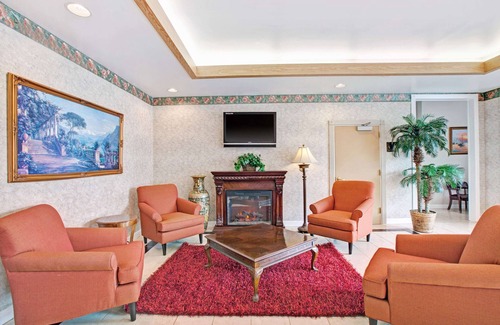 Flemington Hotel | Welcoming Stay at Ramada by Wyndham Flemington with Pool