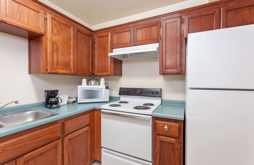 Fresno Hotel | Discover Ramada by Wyndham Fresno Northwest with Pool & Spa