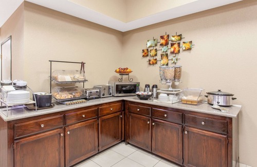 Fresno Hotel | Discover Ramada by Wyndham Fresno Northwest with Pool & Spa