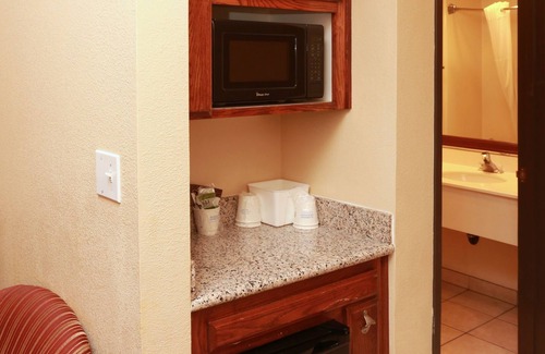 Fresno Hotel | Discover Ramada by Wyndham Fresno Northwest with Pool & Spa
