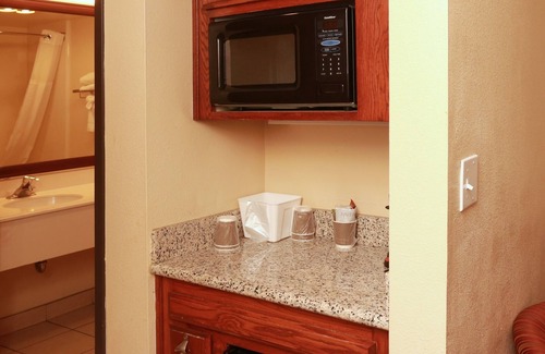Fresno Hotel | Discover Ramada by Wyndham Fresno Northwest with Pool & Spa