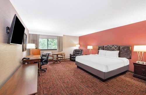 Grand Forks Hotel | Family-Friendly Retreat at Ramada by Wyndham Grand Forks