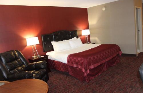 Grand Forks Hotel | Pet-Friendly Ramada by Wyndham with Ocean View Amenities