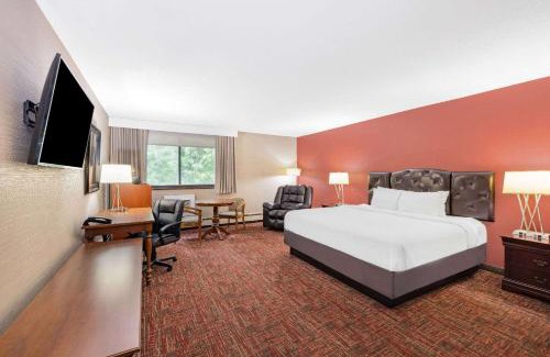 Grand Forks Hotel | Pet-Friendly Ramada by Wyndham with Ocean View Amenities