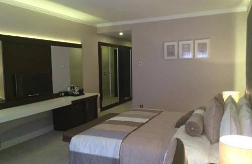 Merter Hotel | Elegant Ramada by Wyndham Istanbul Merter with Spa & Pool