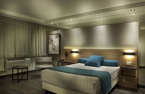 Laval Hotel | Ideal Motel: Family-Friendly Stay with Breakfast & Kitchen