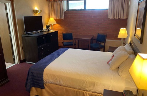 South Lethbridge Hotel | Inviting Ramada by Wyndham Lethbridge with Spa & Breakfast