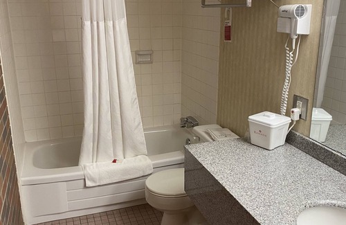 South Lethbridge Hotel | Inviting Ramada by Wyndham Lethbridge with Spa & Breakfast