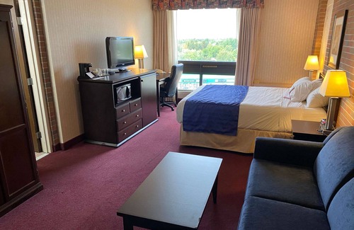 South Lethbridge Hotel | Inviting Ramada by Wyndham Lethbridge with Spa & Breakfast