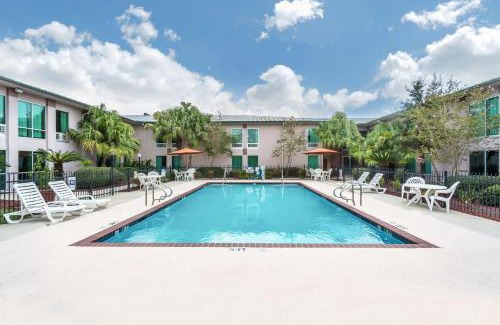 Luling Hotel | Budget-Friendly Stay at Ramada by Wyndham Luling